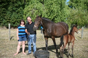 Rick and Naomi Hinds with Apple Sorbet and her Modern Art filly
