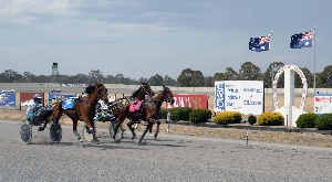 Dexter Dunn powers Sonetto between Kerryn Manning (Tobylin) and Yannick Gingras (Kyvalley Barney).