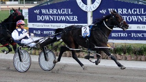 Chris Alford drives Modern Ville to victory in The Downtowner Pace.