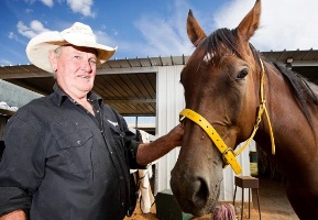 Colin Rogers with Murranji Track (photo by Sunraysia Daily). 
