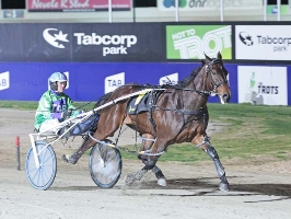 Hectorjayjay cruises home tonight with a blistering City of Melton Plate win for Gavin Lang. 