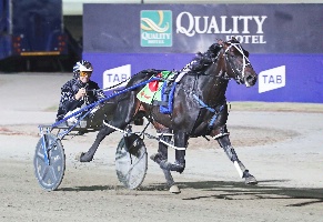 Mark Purdon drives Lazarus to victory in the Eynesbury Victoria Cup.