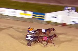 Hows The Memory nabs Nostra Beach in her Breeders Crown heat.