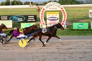 Hez All Courage winning at Bathurst Gold Crown Paceway.