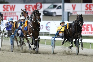 Gotcha; Mr Feelgood nails Smoken Up in the $200,000 Garrards Queensland Pacing Championship