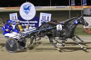 Highview Tommy nabs Sushi Sushi to claim Saturday night's Ballarat Cup
