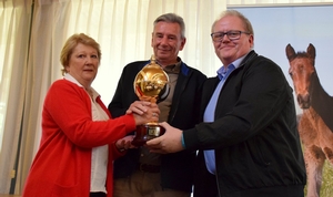 Anne and Bill Anderson of Lauriston Bloodstock accept the Winona Award from HRA Chairman Michael Taranto