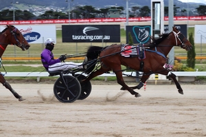 Premiership leads extended at postponed Hobart meeting 1