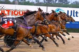 Close Finish to Race - Splitting the field from first place to tenth