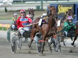 The Lance Justice-prepared Ay Tee Em, pictured winning when trained by owner Peter Salathiel, is one of the hardest to beat for Stirling Charmer in the Tontine final