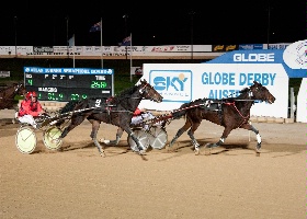 The Night of My Life NZ narrowly defeating Herecomes The Cat in the 2011 Gawler Trotters Cup.